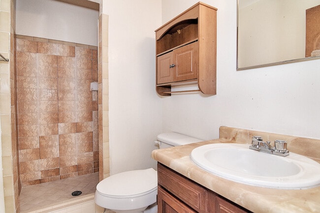 Building Photo - Eastside 3 Bedroom 2 Bath