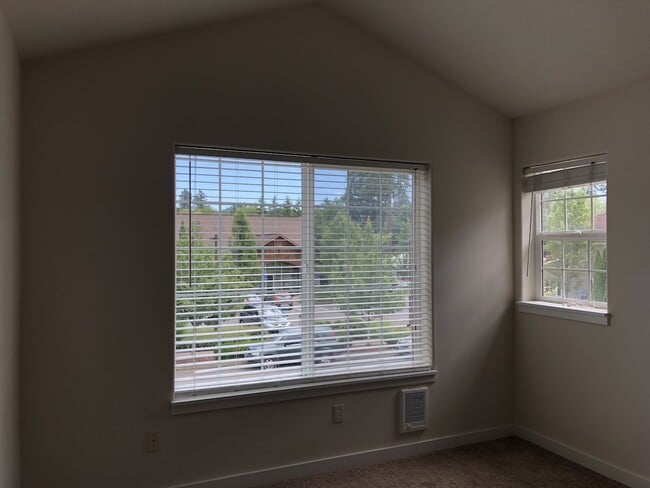 Building Photo - Beautiful Townhouse in Prime Tigard Locati...