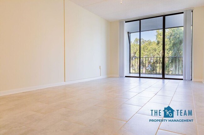 Building Photo - 208 Lake Howard Dr SW