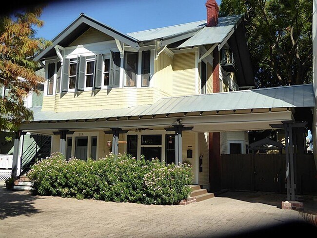 Primary Photo - 213 Stratford St