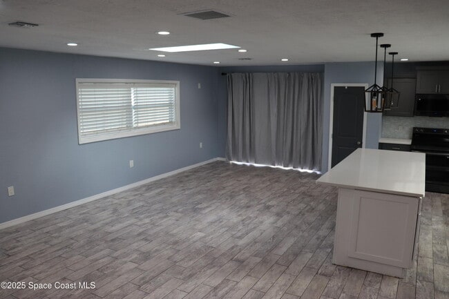 Building Photo - 491 Seacrest Ave