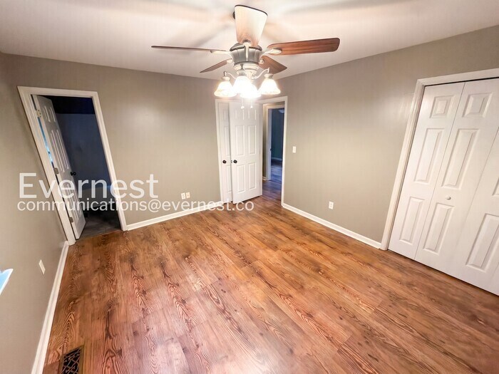 Building Photo - 716 Brookview Dr