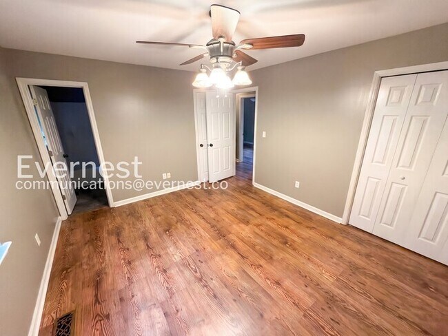 Building Photo - 3 Bed, 2 Bath Home with Garage / Pet-Friendly / Vouchers Accepted / Available Now!