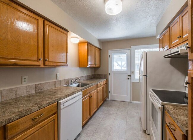 Building Photo - 410-12 Harrison St, Newberg