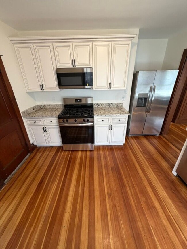 Building Photo - 3bed in Dorchester is now available