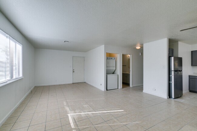 Building Photo - 6987 Mendon Ln