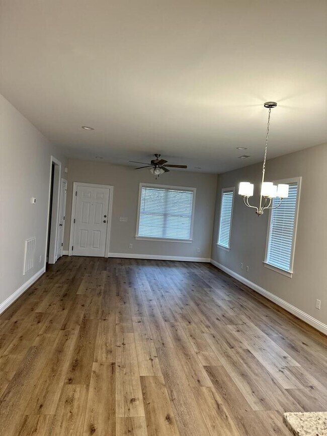 Building Photo - 708 W Parrish Dr