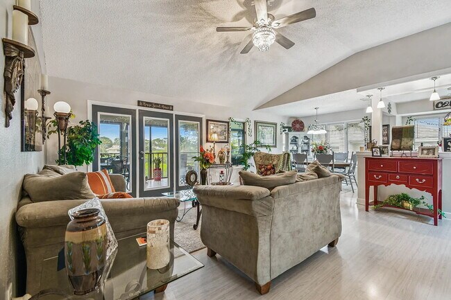 Building Photo - "Charming 3-Bed, 2-Bath Oasis at 1011a Sou...