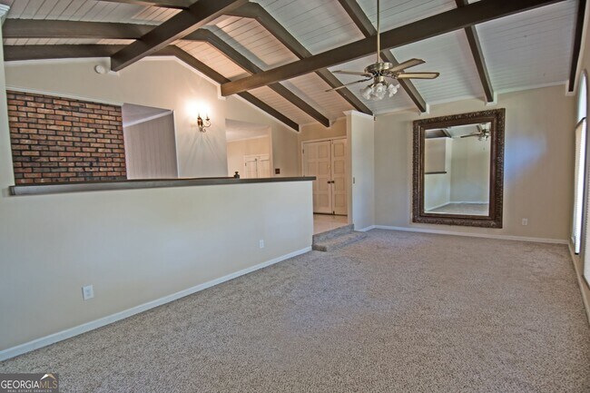 Building Photo - 305 Pinemount Dr