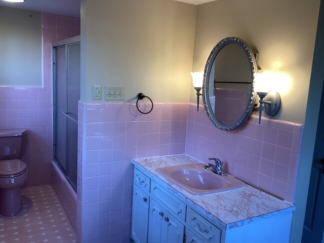 Building Photo - Two-Bedroom House