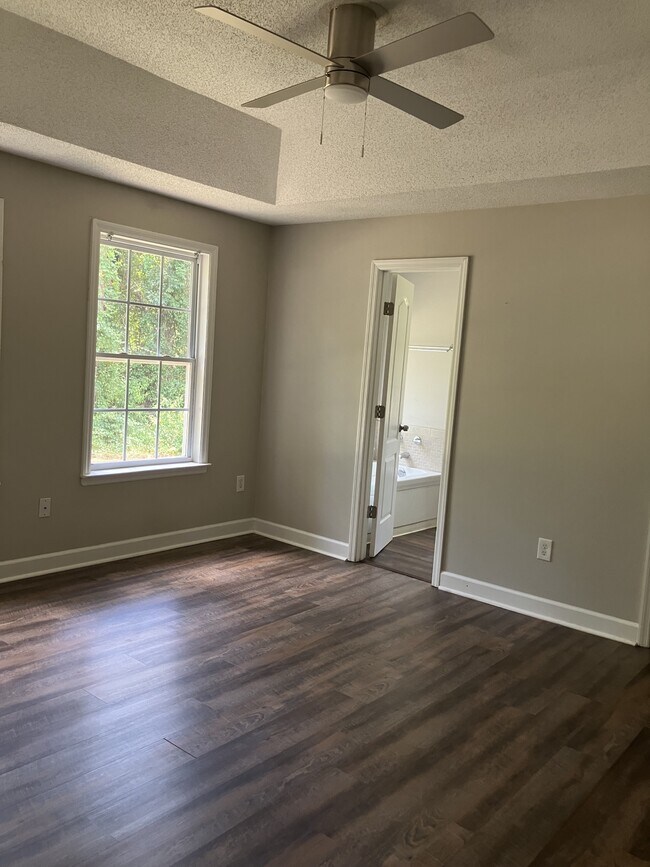 Building Photo - 318 Riverchase Dr