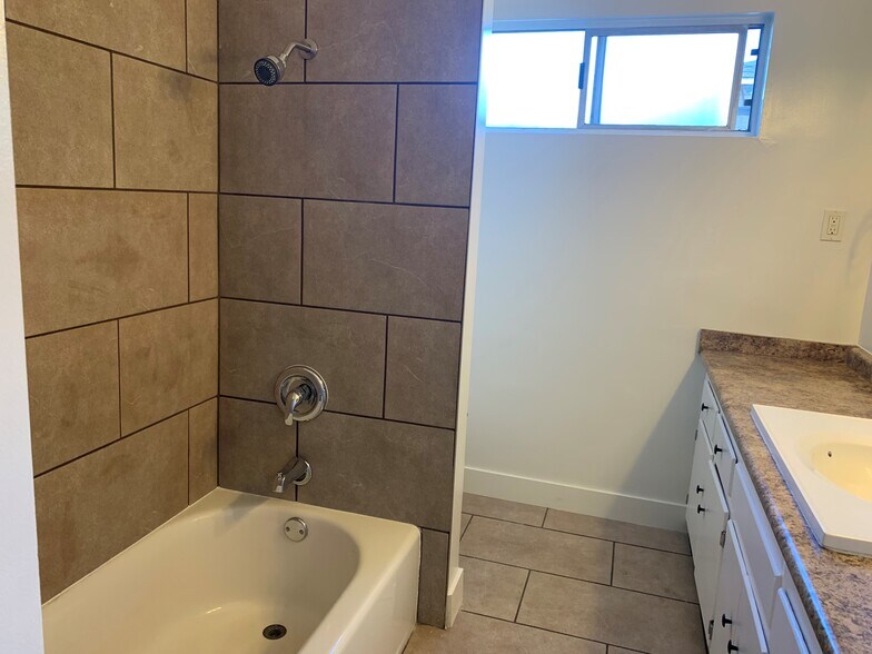 Building Photo - 4453 W 131st St