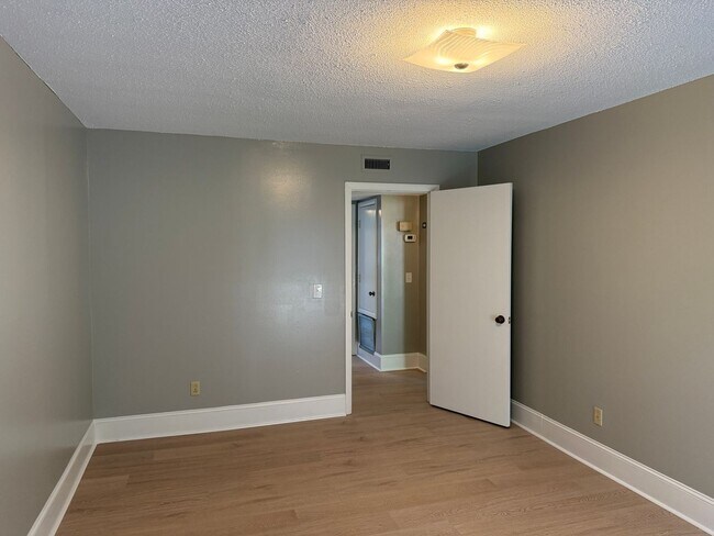 Building Photo - Forest Acres