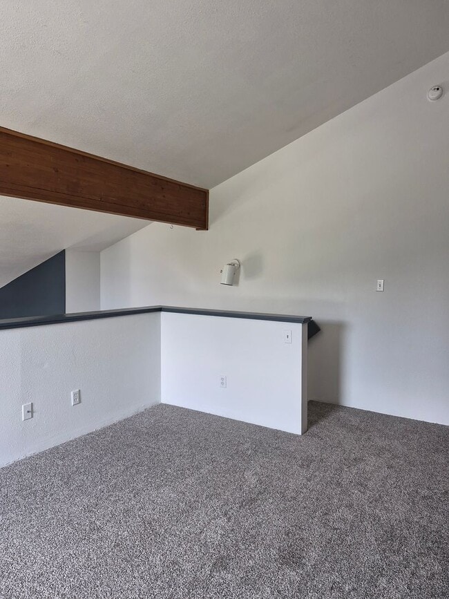 Building Photo - 89 Valley View Dr