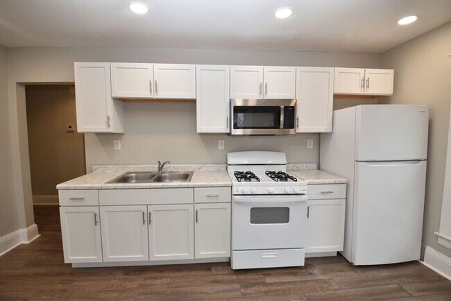 Building Photo - Spacious Downtown Mishawaka Apartment