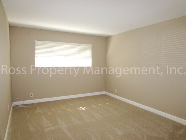 Building Photo - Great Pleasanton Location! Rare Single Story Townhome