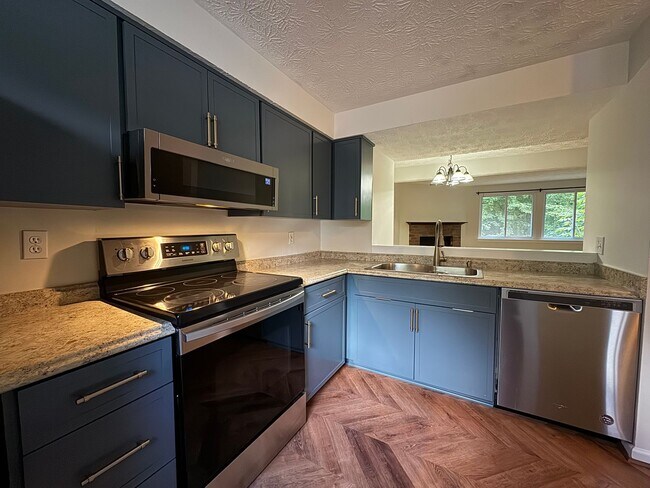 Building Photo - Charming 2 Bed 2 Bath Home Within Convenie...