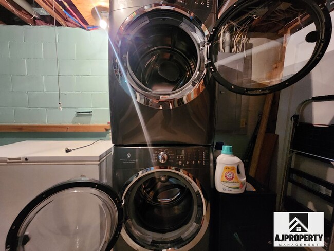 Building Photo - Charming 3/2 near McKennan Park