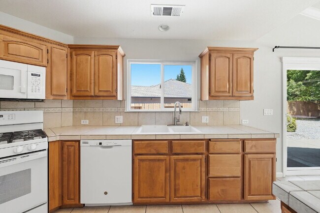 Building Photo - Very clean move in ready dog friendly