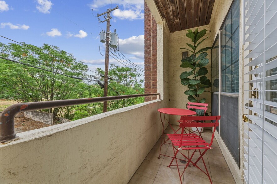 Balcony - 3001 Cedar St