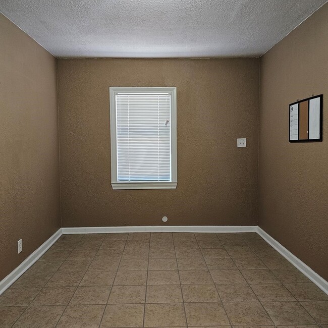 Building Photo - 801 W Golf Course Rd