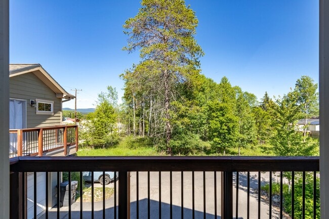 Building Photo - Beautiful & centrally located Whitefish Home