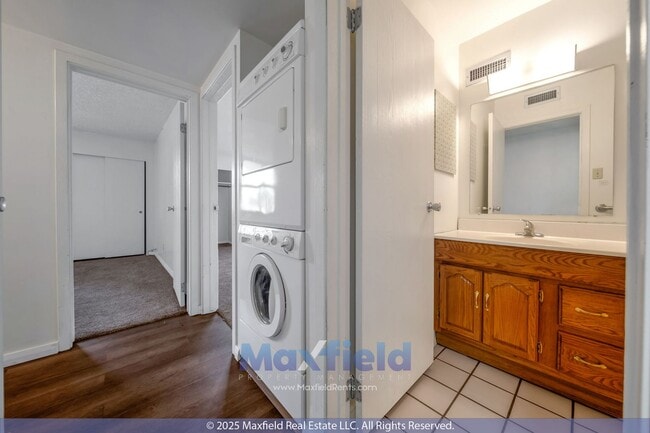 Building Photo - NEWLY REMODELED FLOORING!! Salt Lake City - Heart of Downtown - 2BD - 2BTH - 1GAR PARKING