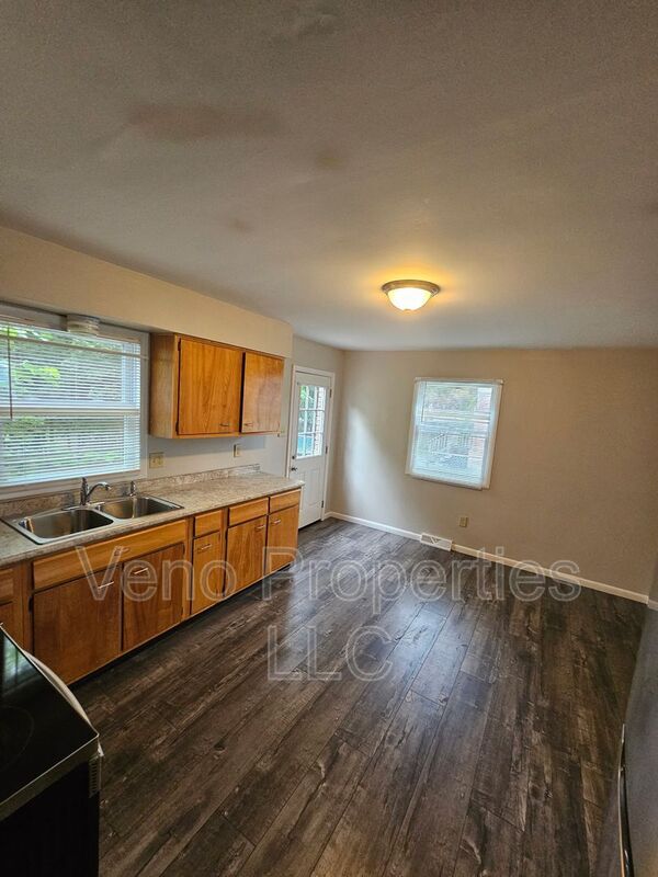 Building Photo - 236 Old Niskayuna Rd