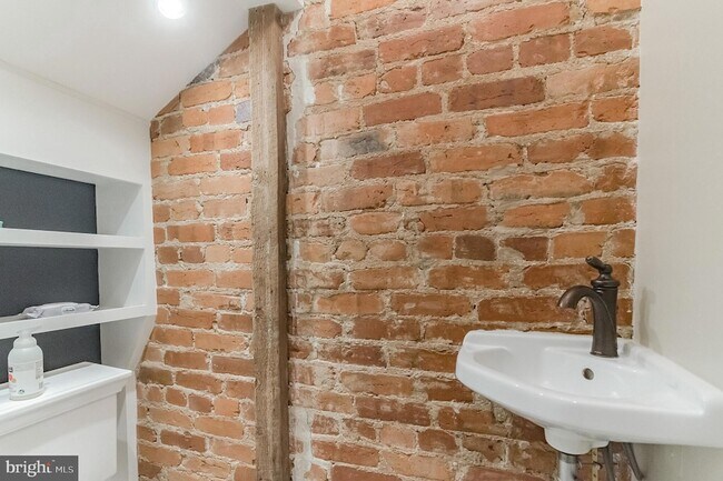 Building Photo - 2321 17th St NW