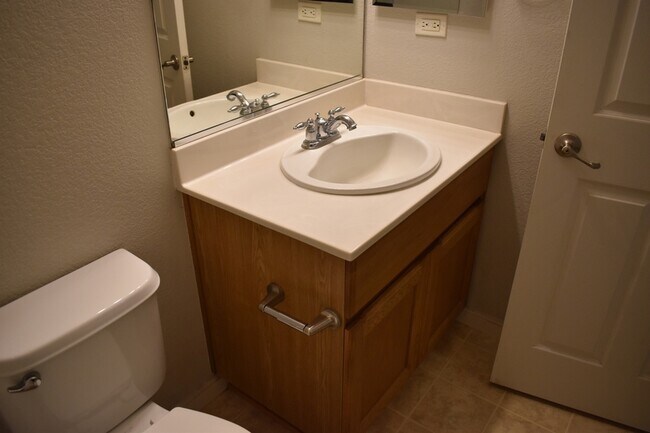 Building Photo - 570 Barclay Way