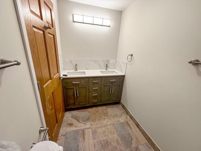 Building Photo - 6415 W Irving Park Rd