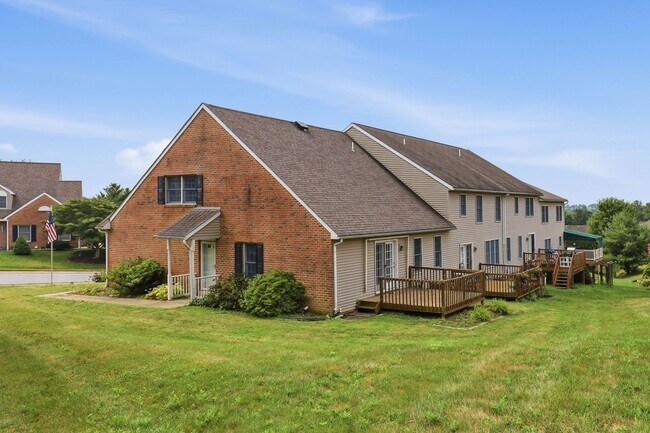 Building Photo - 472 Hillside Dr