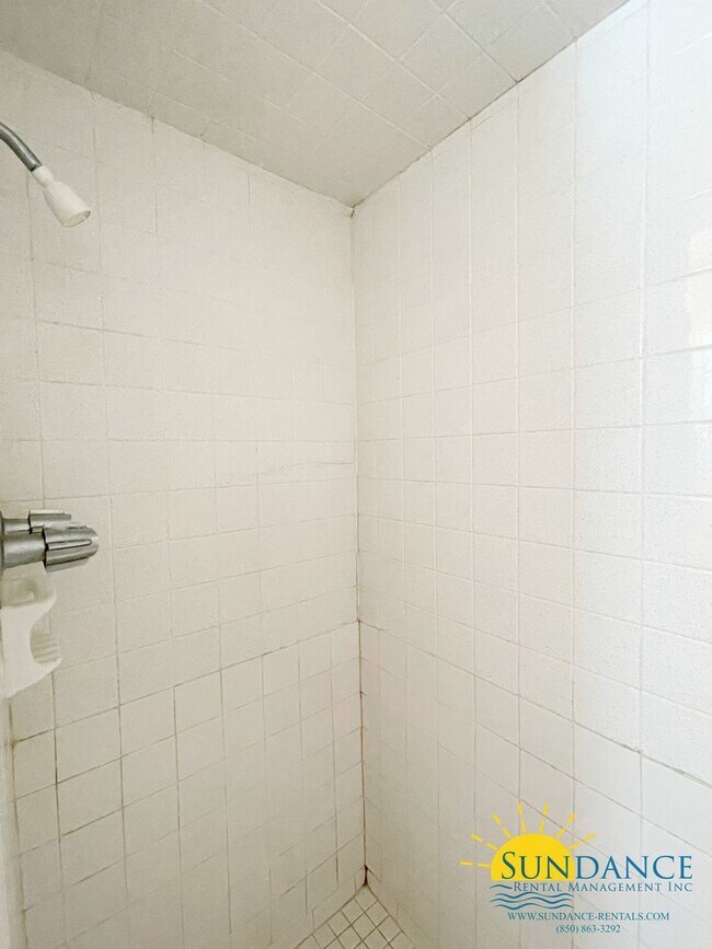 Building Photo - 3 Bedrooms Home With a Pool