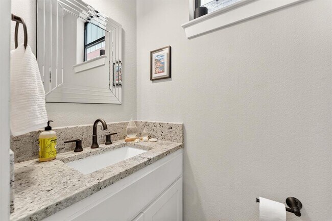 Building Photo - 3003 Lovell Dr