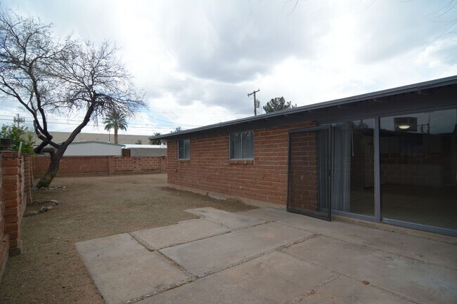 Building Photo - Remodeled 3 Bedroom 2 Bath House! Central/...