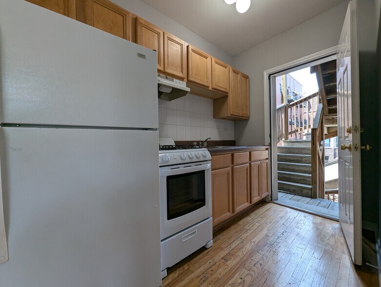 Building Photo - 928 W Dakin St