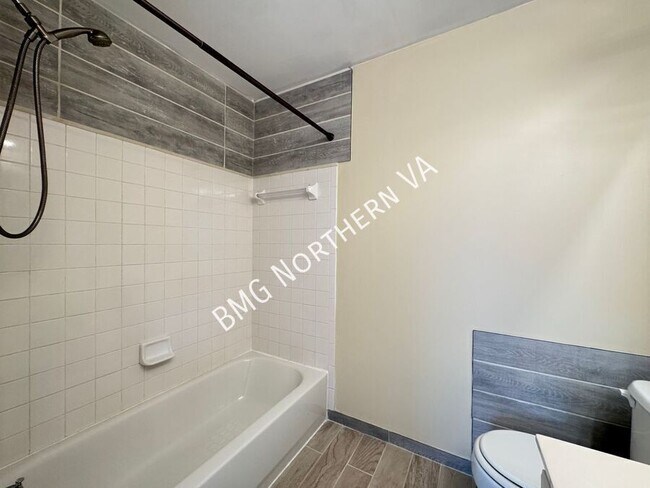 Building Photo - 10230 Magnolia Grove Dr
