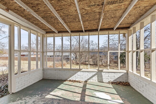 Building Photo - 340 Crown Point