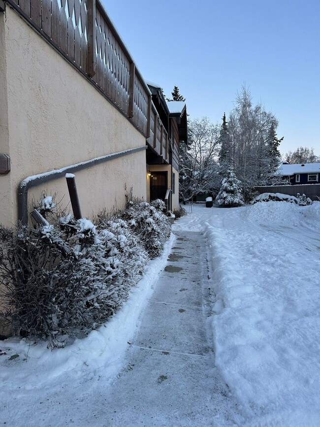 Building Photo - Newly Remodeled, 1 Bed/1 Bath Garage/Washer/Dryer