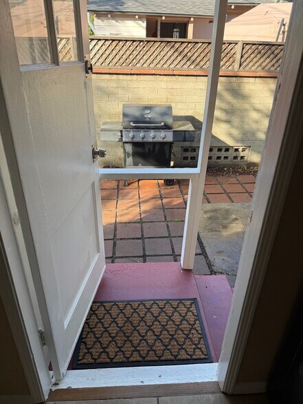 Building Photo - 607 N Rosemary Ln