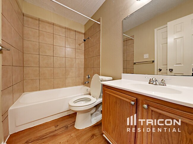 Building Photo - 2545 Clovermeadow Dr