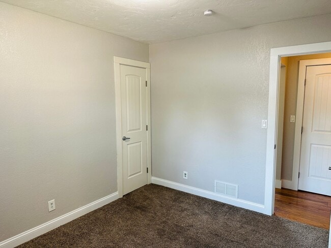 Building Photo - 4+ bedroom, 2 bath with Hot Tub, Fenced Yard and Garage