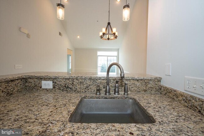 Building Photo - 300 W Elm St