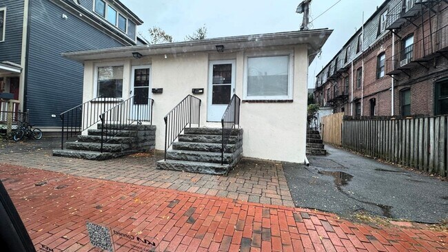 Building Photo - 220 R Hamilton St