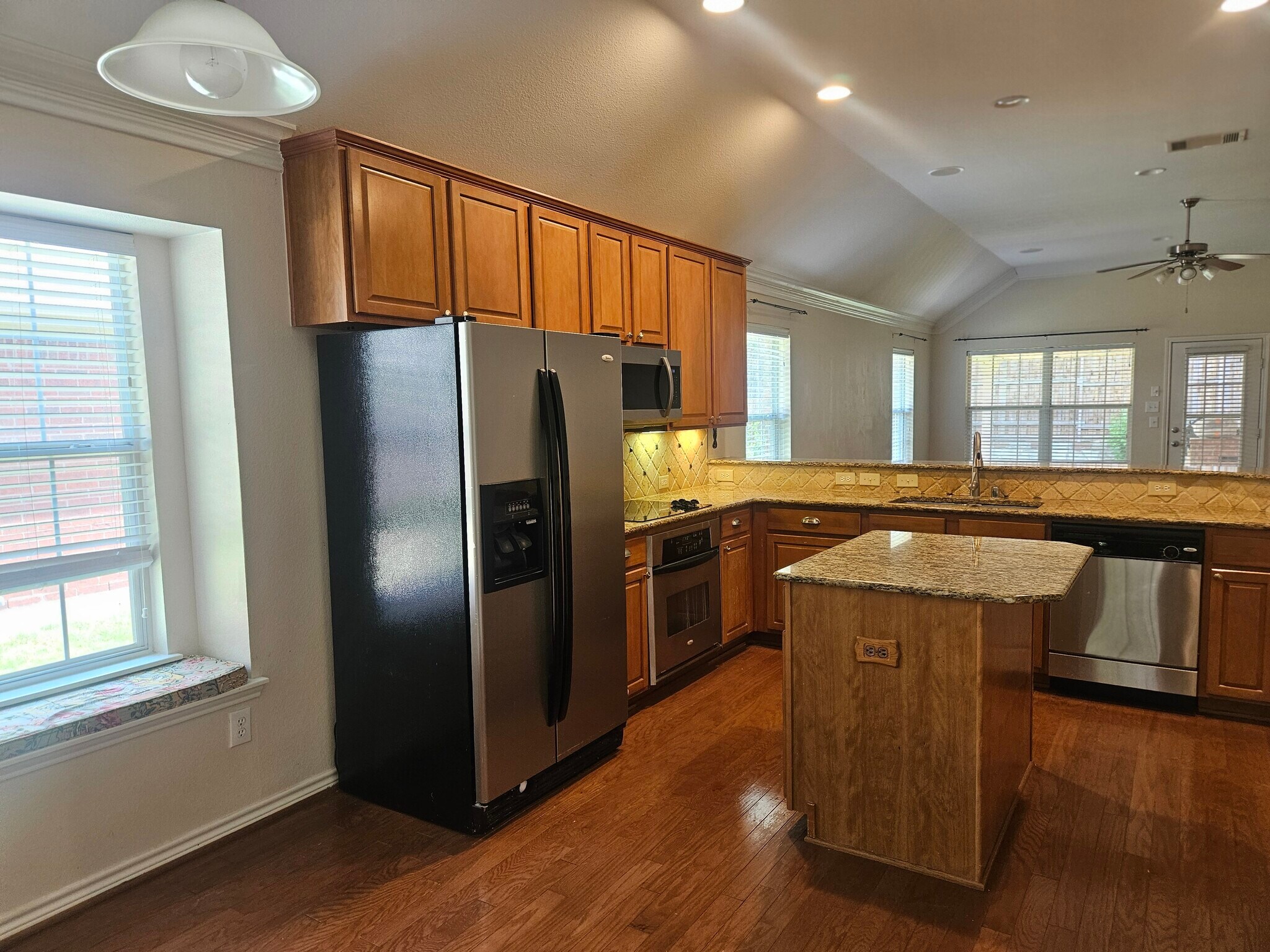 Building Photo - 8562 Robertson Dr