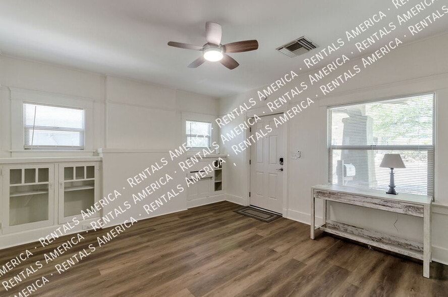 Building Photo - 826 E 6th St