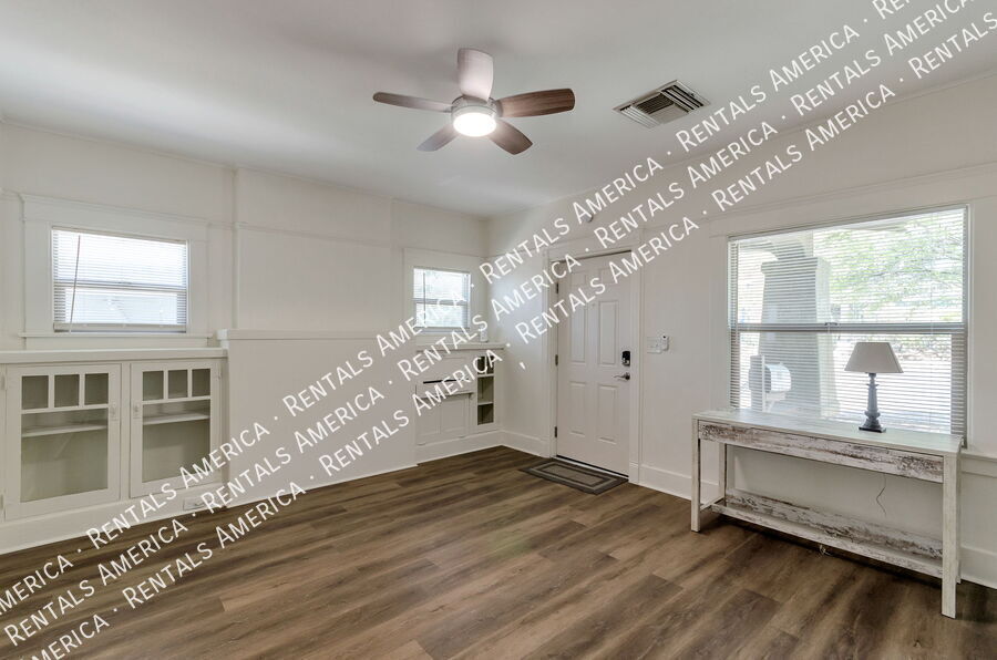 Building Photo - 826 E 6th St