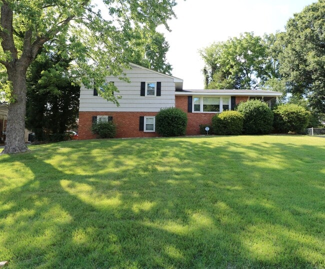 Building Photo - 2815 Ashwood Dr
