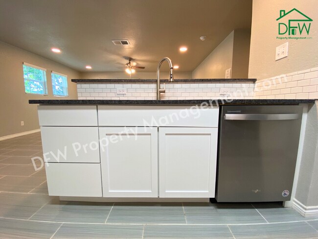 Building Photo - Charming 4 Bedroom 2 Bathroom Home on a Corner Lot in Fort Worth!