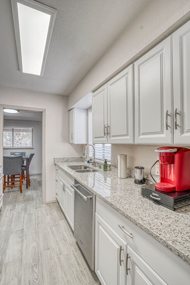 Building Photo - 311 Zenith Dr